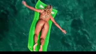 Online film Hot blonde milf naked in ocean on public beach