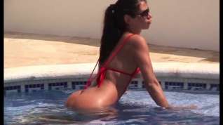 Online film Hot brunette babe posing in tiny slingshot bikini