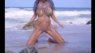 Online film Extremely hot babe in tiny bikini