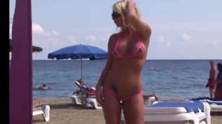 Online film Hot blonde spreading in tiny bikini