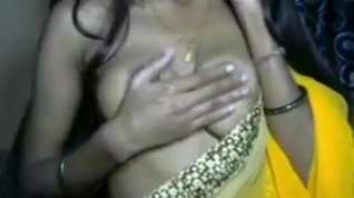 Online film Desi flashes and squeezes tits