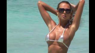 Online film Hot beach babe in tiny bikini posing