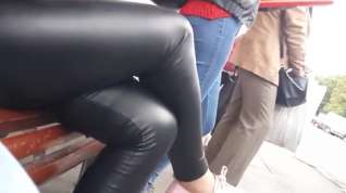 Online film Sentada con calzas engomadas - leggins engomados