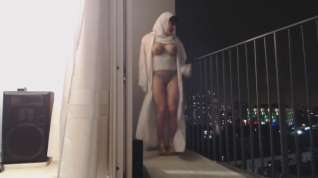 Online film Beurette dans seins nus sur son balcon