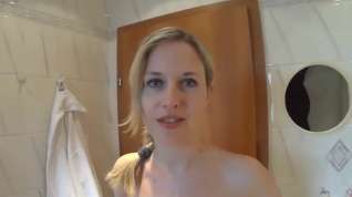 Online film Mia pinkelt sich im badezimmer selber in den mund
