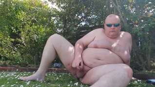 Online film Fat man has more fun in the garden
