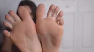 Online film Brunette sexy feet