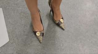 Online film sexy heels dipping in gucci store and at home