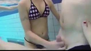Online film BEING WANKED UNDER WATER IN SWIMMING POOL
