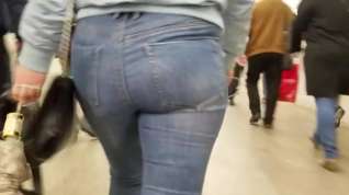 Online film Girl ass in tight jeans in the morning