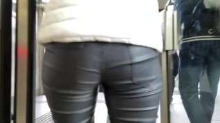 Online film junior woman ass in leather pants