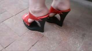 Online film Shoeplay in red shank less wedges