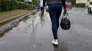 Online film Small sexy wriggle ass in the street after rain