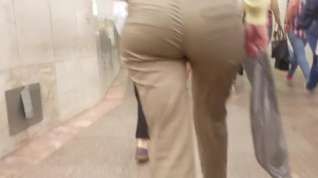 Online film junior woman with round ass go to the train
