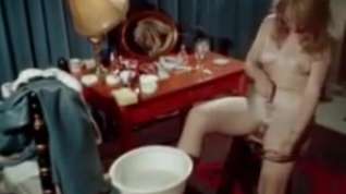 Online film Cute vintage blonde shaving her twat