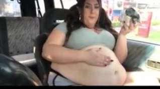 Online film Big girl pigging out in a car