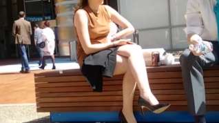 Online film Business lady on lunch break - CANDID LEGS
