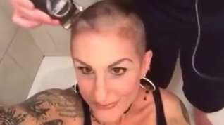 Online film sexy girl with tatoos gets buzzed