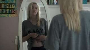 Online film Dakota Fanning and Elizabeth Olsen in Very Good Girls (2013)