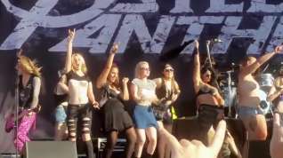 Online film Steel Panther Rock Show Topless Girls in a Row