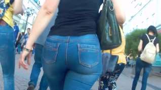 Online film Big ass brunete in jeans