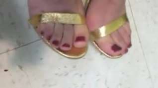 Online film My sexy feet in gold heels