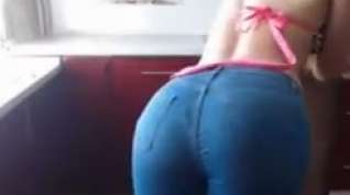 Online film Girl in kitchen with blue tight jeans