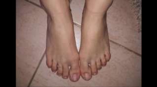 Online film Dora moves her sexy (size 39) feet