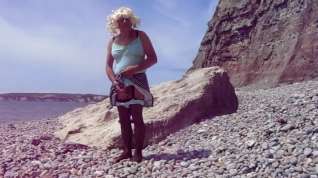Online film Panty change on beach
