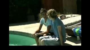 Online film Kiss By The Pool