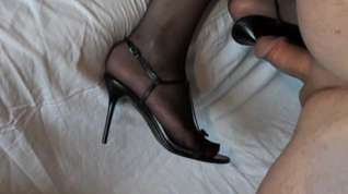 Online film Blades with foot and shoe masturbation