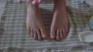 Online film Massaging my feet toes with oil