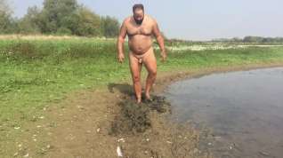 Online film Jons mud fun at lake in 2016