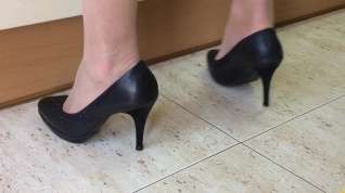 Online film My wife in heels at the kitchen. Spy cam