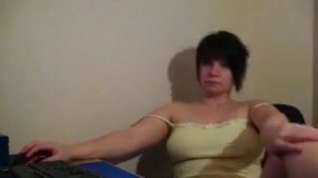 Online film Hausfrau rubbelt sich die Muschi vor der Webcam