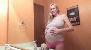 Online film Pregnant blonde beauty in the bathroom
