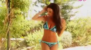 Online film Pretty posing in bikini