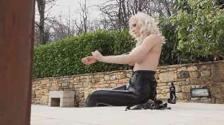 Online film Blonde Babe latex clothing at the pool