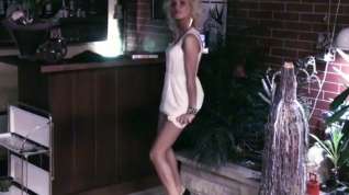 Online film Blonde semina stripping down