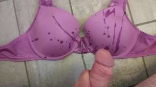 Online film Cumshot over pink bra