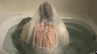 Online film Wetting gown in the tub