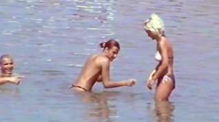 Online film Jacqueline on beach