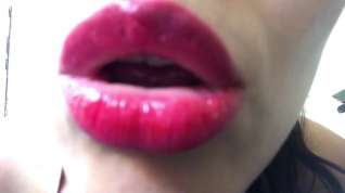 Online film ASMR red lips kissing sounds