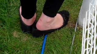 Online film Toe and shoe dipping from friend