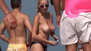 Online film Topless blonde on the beach
