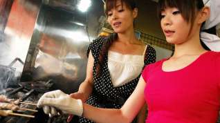 Online film Akubi Yumemi & Hitomi Kanou in Akubi Yumemi and Hitomi Kanou are working in a restaurant - AviDolz