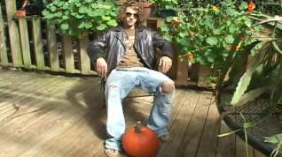 Online film Ritchie tugs his pumkin