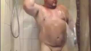 Online film Smooth bull takes a shower