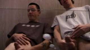 Online film Skater punks wanking off and jizz on table