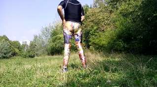 Online film In Lycra Legging im Park !